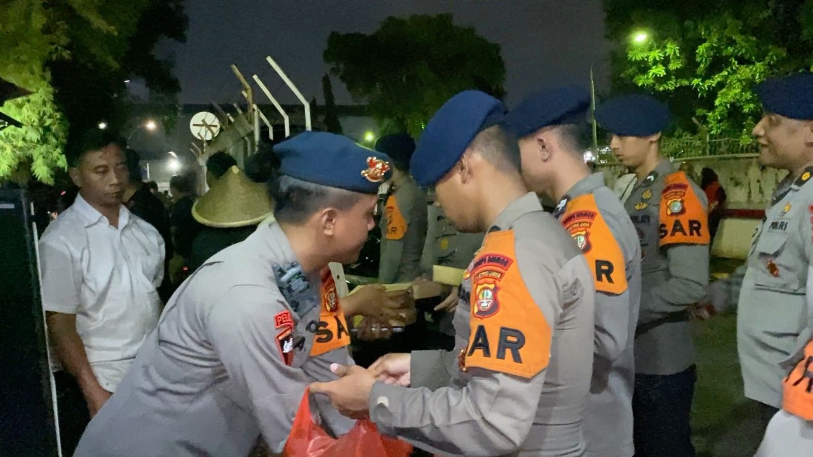 Sapulidi Nusantara : Brimob Polda Metro Jaya Gelar Dapur Lapangan untuk Warga Terdampak Banjir di Rawa Teratai, Jakarta Timur